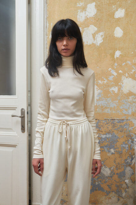 Bea highneck blouse with turtleneck and long sleeves. Cream coloured organic cotton and modal rib.