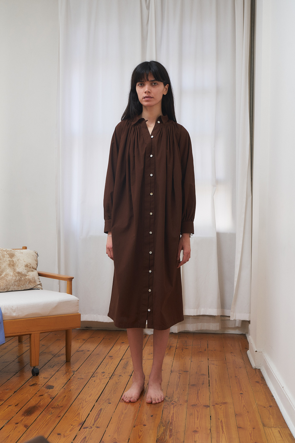 Brown shirt dress with gathered volume on the body. Long sleeves and mid-calf length. org. cotton poplin