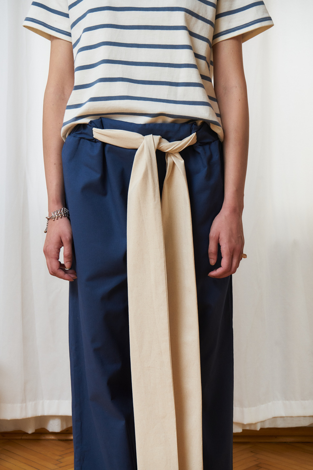 Nella pants dark blue closeup of the ecru contrast extra long belt and elastic waist.