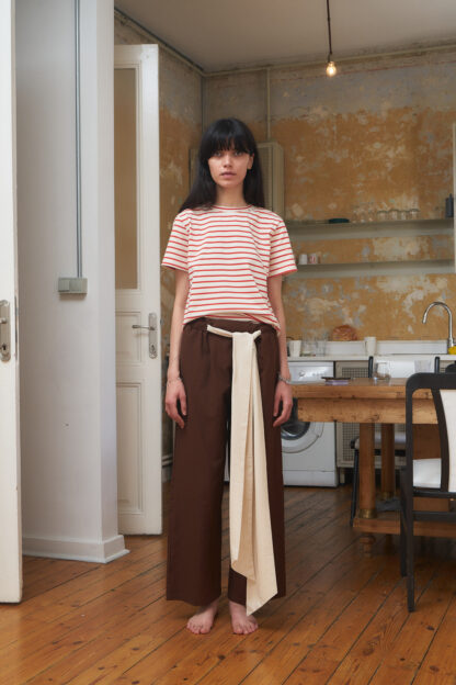 Nella pants brown wide legged trouser with an extra long contrast-color belt. Woven organic cotton.